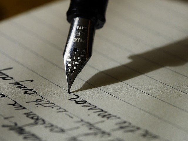 Ecriture au stylo sur papier ligné